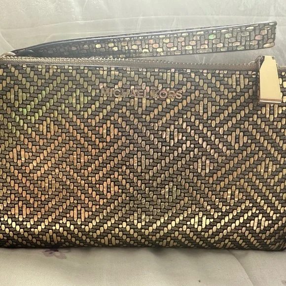 A golden Michael Kors “Adele” Smartphone Wristlet - Picture 5 of 6